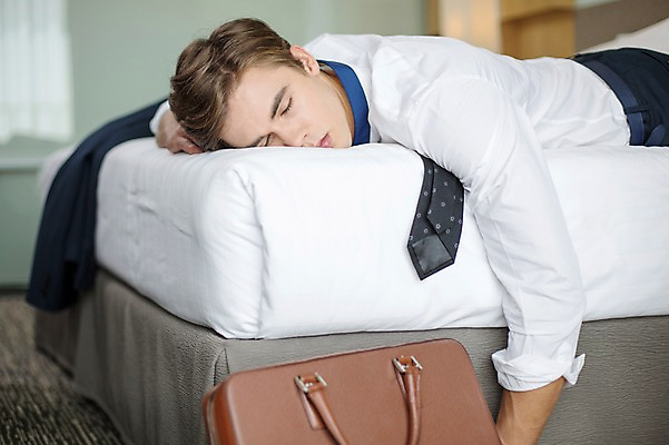 포토 JPG 서양인 외국인 라이프스타일 남자 여유 엎드리기 맨라이프 가방 비즈니스 모션 숙소 휴식 실내 피곤 2014년태국 한명 사람 정장 상반신 성인 30대 눈감음 침대 잠 직장인 비즈니스맨 성인남자한명만 장년만 장년남자만 장년남자한명만 국내포토 해외기획촬영 직업 1 잡화 옷 감정 가구 컨셉 인종 내부 생활 장년 남자만 남자한명만 성인남자만 성인만 파일형식