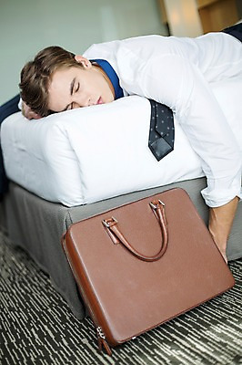 포토 JPG 서양인 외국인 라이프스타일 남자 여유 엎드리기 맨라이프 가방 비즈니스 모션 숙소 휴식 실내 피곤 2014년태국 한명 사람 정장 상반신 성인 30대 눈감음 침대 직장인 비즈니스맨 성인남자한명만 장년만 장년남자만 장년남자한명만 국내포토 해외기획촬영 직업 1 잡화 옷 감정 가구 컨셉 인종 내부 생활 장년 남자만 남자한명만 성인남자만 성인만 파일형식