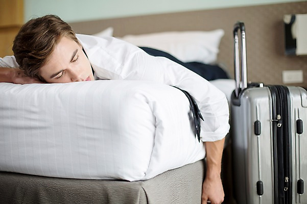 포토 JPG 서양인 외국인 라이프스타일 남자 여유 엎드리기 맨라이프 비즈니스 모션 숙소 휴식 실내 피곤 2014년태국 한명 사람 정장 상반신 성인 30대 캐리어 눈감음 침대 잠 직장인 비즈니스맨 성인남자한명만 장년만 장년남자만 장년남자한명만 국내포토 해외기획촬영 직업 1 옷 감정 가구 컨셉 인종 내부 생활 장년 여행가방 남자만 남자한명만 성인남자만 성인만 파일형식