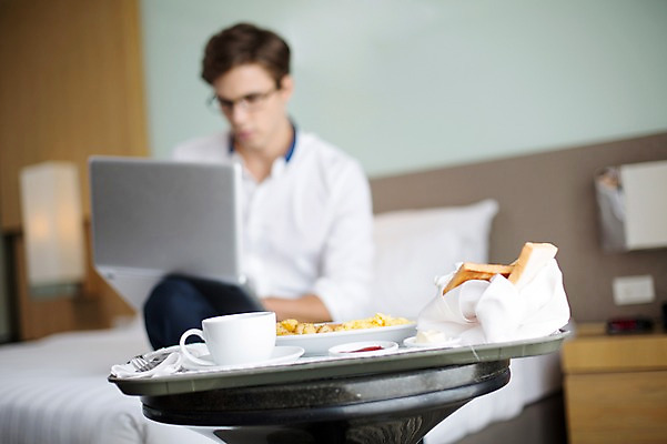 포토 JPG 서양인 외국인 라이프스타일 남자 여유 음식 맨라이프 비즈니스 모션 탁자 숙소 휴식 실내 2014년태국 한명 들기 사람 앉기 정장 상반신 성인 앞모습 30대 노트북 침대 직장인 비즈니스맨 성인남자한명만 장년만 장년남자만 장년남자한명만 안경낌 국내포토 해외기획촬영 직업 1 옷 감정 안경 뷰포인트 가구 컨셉 인종 내부 생활 장년 전자제품 남자만 남자한명만 성인남자만 성인만 파일형식