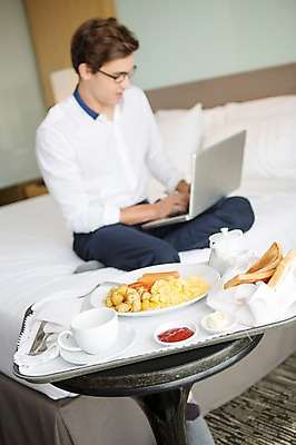 포토 JPG 서양인 외국인 라이프스타일 남자 여유 음식 맨라이프 비즈니스 모션 숙소 휴식 실내 2014년태국 한명 들기 사람 앉기 정장 상반신 성인 30대 노트북 침대 직장인 비즈니스맨 성인남자한명만 장년만 장년남자만 장년남자한명만 안경낌 국내포토 해외기획촬영 직업 1 옷 감정 안경 가구 컨셉 인종 내부 생활 장년 전자제품 남자만 남자한명만 성인남자만 성인만 파일형식