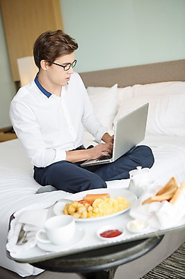 포토 JPG 전신 서양인 외국인 라이프스타일 남자 여유 음식 맨라이프 비즈니스 모션 숙소 휴식 실내 2014년태국 한명 들기 사람 앉기 정장 성인 옆모습 30대 노트북 침대 직장인 비즈니스맨 성인남자한명만 장년만 장년남자만 장년남자한명만 안경낌 국내포토 해외기획촬영 직업 1 옷 감정 안경 뷰포인트 가구 컨셉 인종 내부 생활 장년 전자제품 남자만 남자한명만 성인남자만 성인만 파일형식