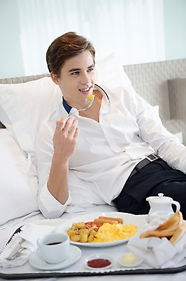 포토 JPG 서양인 외국인 라이프스타일 응시 남자 여유 음식 맨라이프 포크 비즈니스 베개 모션 숙소 휴식 실내 2014년태국 한명 미소 들기 사람 앉기 정장 상반신 성인 앞모습 30대 침대 직장인 비즈니스맨 먹기 성인남자한명만 장년만 장년남자만 장년남자한명만 국내포토 해외기획촬영 직업 1 식기 시선 옷 감정 뷰포인트 가구 컨셉 침구 표정 인종 내부 생활 장년 남자만 남자한명만 성인남자만 성인만 파일형식