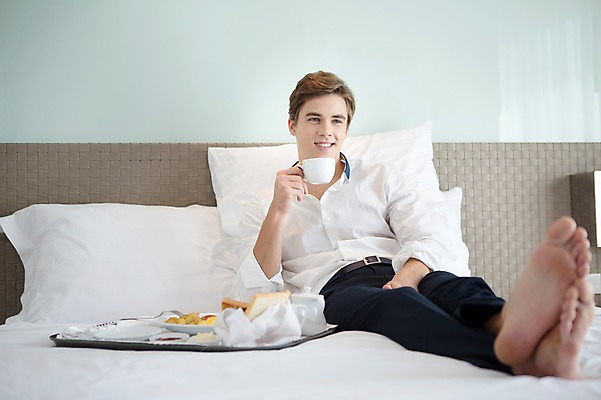 포토 JPG 전신 서양인 외국인 라이프스타일 남자 여유 커피 음식 맨라이프 비즈니스 베개 모션 맨발 숙소 휴식 실내 2014년태국 한명 미소 들기 사람 앉기 정장 성인 앞모습 컵 30대 침대 직장인 비즈니스맨 성인남자한명만 장년만 장년남자만 장년남자한명만 국내포토 해외기획촬영 직업 1 식기 옷 감정 음료 뷰포인트 가구 컨셉 침구 발 표정 인종 내부 생활 장년 남자만 남자한명만 성인남자만 성인만 파일형식