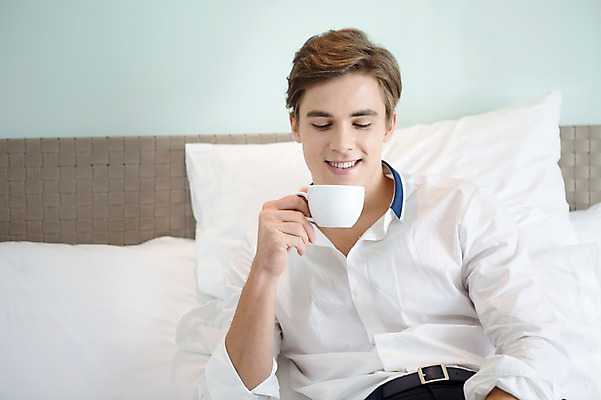 포토 JPG 서양인 외국인 라이프스타일 남자 여유 커피 맨라이프 비즈니스 베개 모션 숙소 휴식 실내 2014년태국 한명 미소 들기 사람 앉기 정장 상반신 성인 앞모습 컵 30대 침대 직장인 비즈니스맨 성인남자한명만 장년만 장년남자만 장년남자한명만 국내포토 해외기획촬영 직업 1 식기 옷 감정 음료 뷰포인트 가구 컨셉 침구 표정 인종 내부 생활 장년 남자만 남자한명만 성인남자만 성인만 파일형식