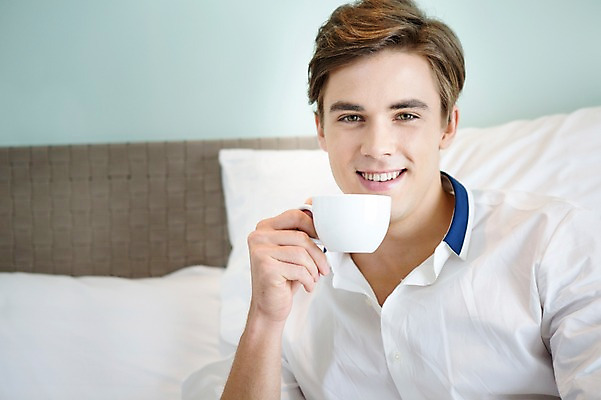 포토 JPG 서양인 외국인 라이프스타일 남자 여유 커피 맨라이프 비즈니스 베개 모션 숙소 휴식 실내 2014년태국 한명 서기 미소 들기 사람 정장 상반신 성인 앞모습 컵 30대 침대 직장인 비즈니스맨 성인남자한명만 장년만 장년남자만 장년남자한명만 국내포토 해외기획촬영 직업 1 식기 옷 감정 음료 뷰포인트 가구 컨셉 침구 표정 인종 내부 생활 장년 남자만 남자한명만 성인남자만 성인만 파일형식