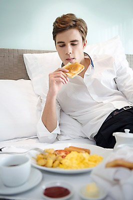 포토 JPG 서양인 외국인 라이프스타일 남자 여유 음식 빵 맨라이프 비즈니스 모션 숙소 휴식 실내 2014년태국 한명 들기 사람 앉기 정장 상반신 성인 앞모습 30대 직장인 비즈니스맨 먹기 성인남자한명만 장년만 장년남자만 장년남자한명만 국내포토 해외기획촬영 직업 1 옷 감정 뷰포인트 컨셉 인종 내부 생활 장년 남자만 남자한명만 성인남자만 성인만 파일형식