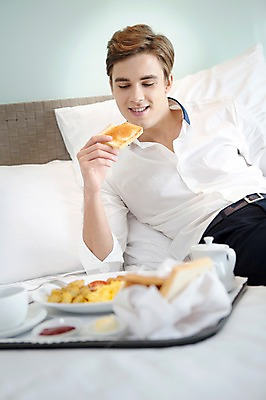 포토 JPG 서양인 외국인 라이프스타일 남자 여유 음식 빵 맨라이프 비즈니스 베개 모션 숙소 휴식 실내 2014년태국 한명 미소 들기 사람 앉기 정장 상반신 성인 앞모습 30대 침대 직장인 비즈니스맨 성인남자한명만 장년만 장년남자만 장년남자한명만 국내포토 해외기획촬영 직업 1 옷 감정 뷰포인트 가구 컨셉 침구 표정 인종 내부 생활 장년 남자만 남자한명만 성인남자만 성인만 파일형식