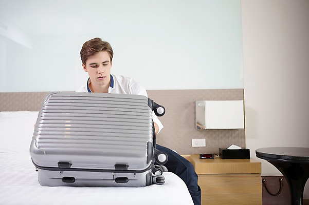 포토 JPG 서양인 외국인 라이프스타일 남자 맨라이프 비즈니스 모션 숙소 실내 2014년태국 한명 사람 앉기 상반신 성인 앞모습 30대 캐리어 짐 침대 직장인 비즈니스맨 성인남자한명만 장년만 장년남자만 장년남자한명만 국내포토 해외기획촬영 직업 1 뷰포인트 가구 인종 내부 생활 장년 여행가방 남자만 남자한명만 성인남자만 성인만 파일형식