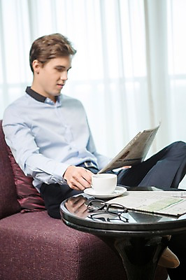 포토 JPG 서양인 외국인 라이프스타일 남자 안경 여유 맨라이프 비즈니스 모션 탁자 숙소 휴식 실내 2014년태국 한명 들기 사람 앉기 정장 상반신 성인 옆모습 컵 30대 소파 직장인 비즈니스맨 신문 성인남자한명만 장년만 장년남자만 장년남자한명만 국내포토 해외기획촬영 직업 1 식기 잡화 옷 감정 뷰포인트 가구 컨셉 의자 인종 내부 생활 간행물 장년 뉴스 남자만 남자한명만 성인남자만 성인만 파일형식