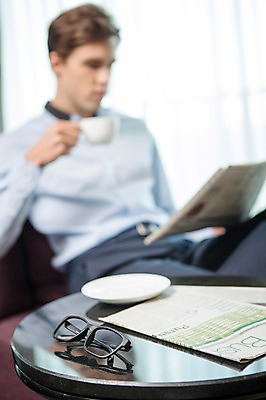 포토 JPG 서양인 외국인 라이프스타일 남자 안경 여유 맨라이프 비즈니스 모션 탁자 숙소 휴식 실내 2014년태국 한명 들기 사람 앉기 정장 상반신 성인 앞모습 컵 30대 직장인 비즈니스맨 신문 성인남자한명만 장년만 장년남자만 장년남자한명만 국내포토 해외기획촬영 직업 1 식기 잡화 옷 감정 뷰포인트 가구 컨셉 인종 내부 생활 간행물 장년 뉴스 남자만 남자한명만 성인남자만 성인만 파일형식