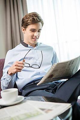 포토 JPG 서양인 외국인 라이프스타일 남자 안경 여유 맨라이프 비즈니스 모션 탁자 숙소 휴식 실내 2014년태국 한명 미소 들기 사람 앉기 정장 상반신 성인 앞모습 컵 30대 직장인 비즈니스맨 신문 성인남자한명만 장년만 장년남자만 장년남자한명만 국내포토 해외기획촬영 직업 1 식기 잡화 옷 감정 뷰포인트 가구 컨셉 표정 인종 내부 생활 간행물 장년 뉴스 남자만 남자한명만 성인남자만 성인만 파일형식