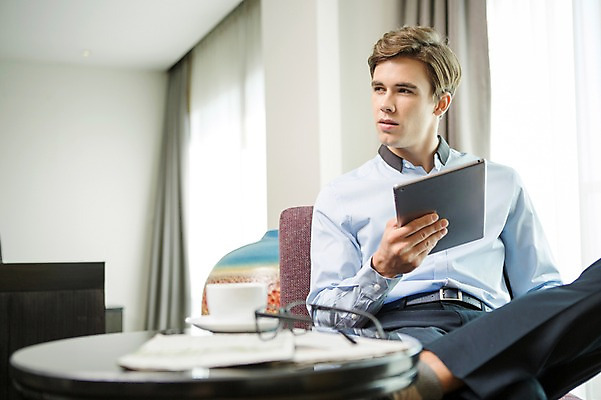 포토 JPG 서양인 외국인 라이프스타일 응시 남자 안경 여유 맨라이프 비즈니스 모션 탁자 숙소 휴식 실내 2014년태국 한명 들기 사람 앉기 정장 상반신 성인 앞모습 컵 30대 태블릿 다리꼬기 직장인 비즈니스맨 성인남자한명만 장년만 장년남자만 장년남자한명만 국내포토 해외기획촬영 직업 1 식기 시선 잡화 옷 감정 뷰포인트 가구 컨셉 인종 내부 생활 장년 전자제품 스마트기기 남자만 남자한명만 성인남자만 성인만 파일형식