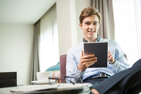 포토 JPG 서양인 외국인 라이프스타일 남자 안경 여유 맨라이프 비즈니스 모션 탁자 숙소 휴식 실내 2014년태국 한명 미소 들기 사람 앉기 정장 상반신 성인 앞모습 컵 30대 소파 태블릿 직장인 비즈니스맨 성인남자한명만 장년만 장년남자만 장년남자한명만 국내포토 해외기획촬영 직업 1 식기 잡화 옷 감정 뷰포인트 가구 컨셉 의자 표정 인종 내부 생활 장년 전자제품 스마트기기 남자만 남자한명만 성인남자만 성인만 파일형식