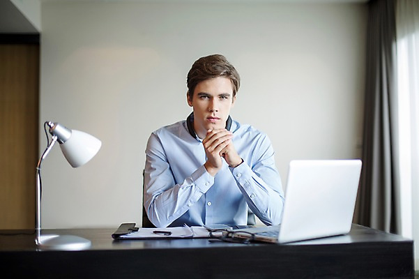 포토 JPG 서양인 외국인 라이프스타일 남자 안경 맨라이프 비즈니스 모션 숙소 실내 2014년태국 한명 사람 앉기 정장 손짓 상반신 성인 앞모습 30대 노트북 스탠드 업무 직장인 비즈니스맨 책상 문서 손모으기 성인남자한명만 장년만 장년남자만 장년남자한명만 국내포토 해외기획촬영 직업 1 잡화 옷 뷰포인트 가구 조명 인종 내부 생활 장년 전자제품 작업 남자만 남자한명만 성인남자만 성인만 파일형식