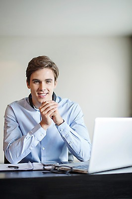 포토 JPG 서양인 외국인 라이프스타일 남자 안경 맨라이프 비즈니스 모션 실내 2014년태국 한명 서기 미소 사람 정장 손짓 상반신 성인 앞모습 30대 노트북 업무 직장인 비즈니스맨 책상 문서 손모으기 성인남자한명만 장년만 장년남자만 장년남자한명만 국내포토 해외기획촬영 직업 1 잡화 옷 뷰포인트 가구 표정 인종 내부 생활 장년 전자제품 작업 남자만 남자한명만 성인남자만 성인만 파일형식