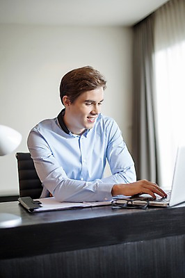 포토 JPG 서양인 외국인 라이프스타일 남자 안경 맨라이프 의자 비즈니스 모션 실내 2014년태국 한명 미소 사람 앉기 정장 상반신 성인 앞모습 30대 노트북 스탠드 업무 직장인 비즈니스맨 책상 문서 성인남자한명만 장년만 장년남자만 장년남자한명만 국내포토 해외기획촬영 직업 1 잡화 옷 뷰포인트 가구 조명 표정 인종 내부 생활 장년 전자제품 작업 남자만 남자한명만 성인남자만 성인만 파일형식