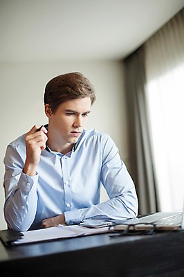 포토 JPG 서양인 외국인 라이프스타일 남자 안경 맨라이프 비즈니스 모션 실내 2014년태국 한명 들기 사람 앉기 정장 상반신 성인 앞모습 30대 노트북 펜 업무 직장인 비즈니스맨 책상 문서 성인남자한명만 장년만 장년남자만 장년남자한명만 국내포토 해외기획촬영 직업 1 잡화 옷 뷰포인트 가구 인종 내부 생활 장년 전자제품 필기구 작업 남자만 남자한명만 성인남자만 성인만 파일형식