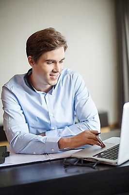 포토 JPG 서양인 외국인 라이프스타일 남자 안경 맨라이프 비즈니스 모션 실내 2014년태국 한명 미소 들기 사람 앉기 정장 상반신 성인 앞모습 30대 노트북 펜 업무 직장인 비즈니스맨 책상 문서 성인남자한명만 장년만 장년남자만 장년남자한명만 국내포토 해외기획촬영 직업 1 잡화 옷 뷰포인트 가구 표정 인종 내부 생활 장년 전자제품 필기구 작업 남자만 남자한명만 성인남자만 성인만 파일형식