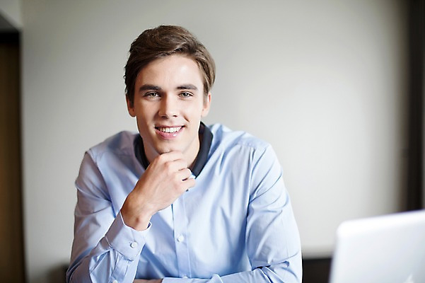 포토 JPG 서양인 외국인 라이프스타일 남자 맨라이프 비즈니스 모션 실내 2014년태국 한명 미소 사람 앉기 정장 손짓 상반신 성인 앞모습 30대 노트북 업무 직장인 비즈니스맨 성인남자한명만 장년만 장년남자만 장년남자한명만 국내포토 해외기획촬영 직업 1 옷 뷰포인트 표정 인종 내부 생활 장년 전자제품 작업 남자만 남자한명만 성인남자만 성인만 파일형식