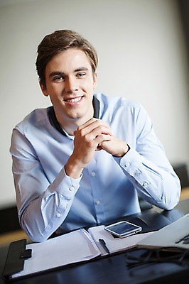 포토 JPG 서양인 외국인 라이프스타일 남자 맨라이프 비즈니스 모션 실내 2014년태국 한명 미소 사람 앉기 정장 손짓 상반신 성인 앞모습 30대 스마트폰 펜 업무 직장인 비즈니스맨 책상 문서 손모으기 성인남자한명만 장년만 장년남자만 장년남자한명만 국내포토 해외기획촬영 직업 1 옷 뷰포인트 가구 표정 인종 내부 생활 장년 핸드폰 스마트기기 필기구 작업 남자만 남자한명만 성인남자만 성인만 파일형식