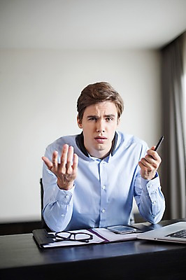 포토 JPG 서양인 외국인 라이프스타일 남자 안경 맨라이프 비즈니스 모션 실내 2014년태국 한명 들기 사람 앉기 정장 손짓 상반신 성인 앞모습 30대 노트북 스마트폰 펜 짜증 업무 직장인 비즈니스맨 찡그림 책상 문서 성인남자한명만 장년만 장년남자만 장년남자한명만 국내포토 해외기획촬영 직업 1 잡화 옷 감정 뷰포인트 가구 표정 인종 내부 생활 장년 전자제품 핸드폰 스마트기기 필기구 작업 남자만 남자한명만 성인남자만 성인만 파일형식