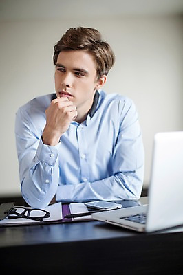 포토 JPG 서양인 외국인 라이프스타일 응시 남자 안경 맨라이프 비즈니스 모션 실내 2014년태국 한명 사람 앉기 정장 손짓 상반신 성인 앞모습 30대 노트북 스마트폰 턱괴기 업무 직장인 비즈니스맨 책상 문서 성인남자한명만 장년만 장년남자만 장년남자한명만 국내포토 해외기획촬영 직업 1 시선 잡화 옷 뷰포인트 가구 인종 내부 생활 장년 전자제품 핸드폰 스마트기기 작업 남자만 남자한명만 성인남자만 성인만 파일형식