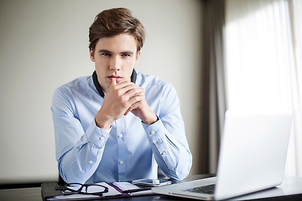 포토 JPG 서양인 외국인 라이프스타일 남자 안경 맨라이프 비즈니스 모션 실내 2014년태국 한명 사람 앉기 정장 손짓 상반신 성인 앞모습 30대 노트북 스마트폰 업무 직장인 비즈니스맨 책상 문서 성인남자한명만 장년만 장년남자만 장년남자한명만 국내포토 해외기획촬영 직업 1 잡화 옷 뷰포인트 가구 인종 내부 생활 장년 전자제품 핸드폰 스마트기기 작업 남자만 남자한명만 성인남자만 성인만 파일형식