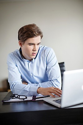 포토 JPG 서양인 외국인 라이프스타일 남자 안경 맨라이프 의자 비즈니스 모션 실내 2014년태국 한명 사람 앉기 정장 상반신 성인 앞모습 30대 노트북 업무 직장인 비즈니스맨 책상 문서 성인남자한명만 장년만 장년남자만 장년남자한명만 국내포토 해외기획촬영 직업 1 잡화 옷 뷰포인트 가구 인종 내부 생활 장년 전자제품 작업 남자만 남자한명만 성인남자만 성인만 파일형식