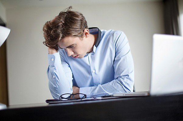 포토 JPG 서양인 외국인 라이프스타일 남자 안경 맨라이프 비즈니스 모션 실내 피곤 2014년태국 한명 사람 앉기 정장 상반신 성인 앞모습 30대 노트북 직장인 비즈니스맨 졸음 책상 성인남자한명만 장년만 장년남자만 장년남자한명만 국내포토 해외기획촬영 직업 1 잡화 옷 감정 뷰포인트 가구 컨셉 인종 내부 생활 장년 전자제품 남자만 남자한명만 성인남자만 성인만 파일형식