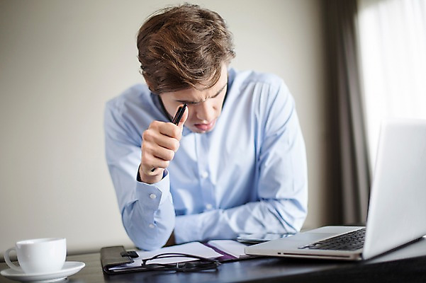 포토 JPG 서양인 외국인 라이프스타일 남자 안경 커피 맨라이프 비즈니스 모션 실내 2014년태국 한명 들기 사람 앉기 정장 상반신 성인 앞모습 30대 노트북 펜 머그컵 업무 직장인 비즈니스맨 찡그림 책상 문서 성인남자한명만 장년만 장년남자만 장년남자한명만 국내포토 해외기획촬영 직업 1 잡화 옷 음료 뷰포인트 가구 표정 인종 내부 생활 컵 장년 전자제품 필기구 작업 남자만 남자한명만 성인남자만 성인만 파일형식