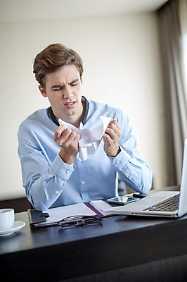 포토 JPG 서양인 외국인 라이프스타일 남자 종이 안경 맨라이프 비즈니스 모션 스트레스 실내 2014년태국 한명 사람 앉기 정장 상반신 성인 앞모습 30대 노트북 머그컵 짜증 직장인 비즈니스맨 찡그림 책상 문서 찢어짐 성인남자한명만 장년만 장년남자만 장년남자한명만 국내포토 해외기획촬영 직업 1 잡화 옷 감정 뷰포인트 가구 표정 인종 내부 생활 컵 장년 전자제품 남자만 남자한명만 성인남자만 성인만 파일형식