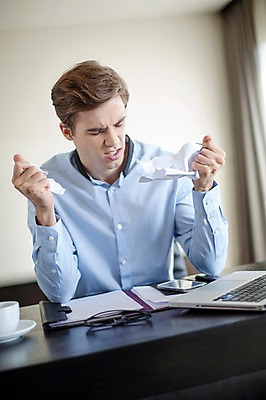 포토 JPG 서양인 외국인 라이프스타일 남자 종이 안경 커피 맨라이프 비즈니스 모션 스트레스 실내 2014년태국 한명 사람 앉기 정장 상반신 성인 앞모습 30대 노트북 스마트폰 머그컵 짜증 직장인 비즈니스맨 책상 문서 찢어짐 성인남자한명만 장년만 장년남자만 장년남자한명만 국내포토 해외기획촬영 직업 1 잡화 옷 감정 음료 뷰포인트 가구 인종 내부 생활 컵 장년 전자제품 핸드폰 스마트기기 남자만 남자한명만 성인남자만 성인만 파일형식