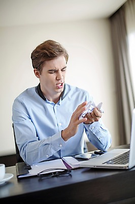 포토 JPG 서양인 외국인 라이프스타일 남자 안경 맨라이프 비즈니스 모션 스트레스 실내 2014년태국 한명 사람 앉기 정장 상반신 성인 앞모습 30대 노트북 스마트폰 짜증 직장인 비즈니스맨 찡그림 책상 문서 성인남자한명만 장년만 장년남자만 장년남자한명만 국내포토 해외기획촬영 직업 1 잡화 옷 감정 뷰포인트 가구 표정 인종 내부 생활 장년 전자제품 핸드폰 스마트기기 남자만 남자한명만 성인남자만 성인만 파일형식