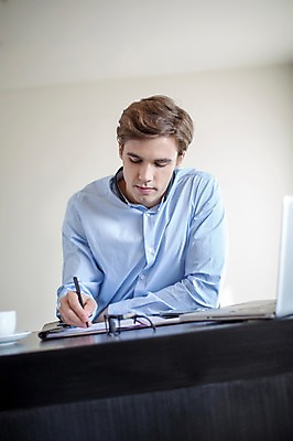 포토 JPG 서양인 외국인 라이프스타일 남자 안경 맨라이프 비즈니스 모션 실내 2014년태국 한명 들기 사람 앉기 정장 상반신 성인 앞모습 30대 노트북 펜 기록 업무 직장인 비즈니스맨 책상 성인남자한명만 장년만 장년남자만 장년남자한명만 국내포토 해외기획촬영 직업 1 잡화 옷 뷰포인트 가구 인종 내부 생활 장년 전자제품 필기구 작업 남자만 남자한명만 성인남자만 성인만 파일형식