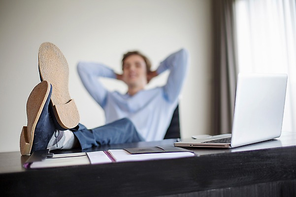 포토 JPG 서양인 외국인 라이프스타일 남자 맨라이프 비즈니스 모션 휴식 실내 2014년태국 한명 사람 앉기 정장 손짓 상반신 성인 앞모습 30대 노트북 손들기 다리꼬기 직장인 비즈니스맨 책상 문서 다리들기 성인남자한명만 장년만 장년남자만 장년남자한명만 국내포토 해외기획촬영 직업 1 옷 뷰포인트 가구 컨셉 인종 내부 생활 장년 전자제품 남자만 남자한명만 성인남자만 성인만 파일형식