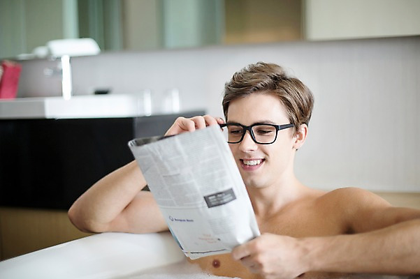 포토 JPG 서양인 외국인 라이프스타일 남자 여유 맨라이프 비즈니스 모션 숙소 휴식 욕조 실내 2014년태국 한명 미소 들기 사람 상반신 성인 앞모습 30대 욕실 직장인 비즈니스맨 신문 읽기 거품목욕 성인남자한명만 장년만 장년남자만 장년남자한명만 안경낌 국내포토 해외기획촬영 직업 1 감정 안경 뷰포인트 컨셉 표정 인종 내부 생활 간행물 장년 목욕 거품 뉴스 남자만 남자한명만 성인남자만 성인만 파일형식