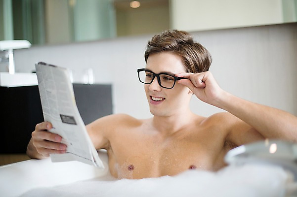 포토 JPG 서양인 외국인 라이프스타일 남자 안경 여유 맨라이프 비즈니스 모션 숙소 휴식 욕조 실내 2014년태국 한명 미소 들기 사람 앉기 상반신 성인 앞모습 30대 욕실 비즈니스맨 신문 읽기 거품목욕 성인남자한명만 장년만 장년남자만 장년남자한명만 안경낌 국내포토 해외기획촬영 1 잡화 감정 뷰포인트 컨셉 표정 인종 내부 생활 간행물 장년 목욕 거품 직장인 뉴스 남자만 남자한명만 성인남자만 성인만 파일형식