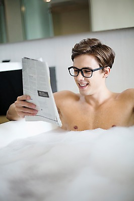 포토 JPG 서양인 외국인 라이프스타일 남자 안경 여유 맨라이프 비즈니스 모션 숙소 휴식 욕조 실내 2014년태국 한명 미소 들기 사람 앉기 상반신 성인 30대 욕실 비즈니스맨 신문 읽기 거품목욕 성인남자한명만 장년만 장년남자만 장년남자한명만 국내포토 해외기획촬영 1 잡화 감정 컨셉 표정 인종 내부 생활 간행물 장년 목욕 거품 직장인 뉴스 남자만 남자한명만 성인남자만 성인만 파일형식