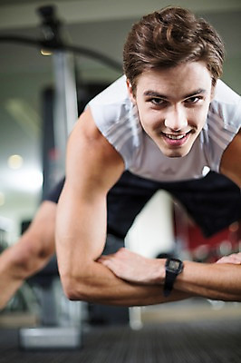 포토 JPG 서양인 외국인 라이프스타일 남자 맨라이프 모션 실내 숙이기 2014년태국 한명 미소 사람 상반신 성인 앞모습 30대 운동 운동기구 헬스 헬스장 변화 목표 열정 성인남자한명만 장년만 장년남자만 장년남자한명만 국내포토 해외기획촬영 1 감정 뷰포인트 포즈 컨셉 표정 건강 인종 내부 생활 장년 남자만 남자한명만 성인남자만 성인만 파일형식