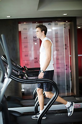 포토 JPG 전신 서양인 외국인 라이프스타일 남자 맨라이프 모션 실내 2014년태국 한명 사람 성인 옆모습 30대 운동 걷기 운동기구 헬스 헬스장 변화 목표 열정 런닝머신 성인남자한명만 장년만 장년남자만 장년남자한명만 국내포토 해외기획촬영 1 감정 뷰포인트 컨셉 건강 인종 내부 생활 장년 남자만 남자한명만 성인남자만 성인만 파일형식