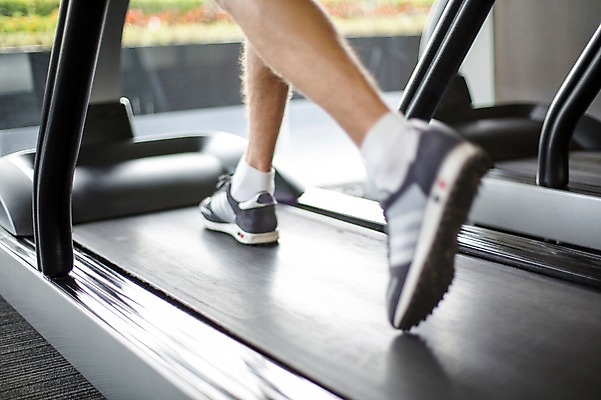 포토 JPG 서양인 외국인 라이프스타일 남자 맨라이프 모션 실내 2014년태국 한명 사람 성인 신체부위 30대 운동 걷기 운동기구 헬스 헬스장 하반신 다리 변화 목표 열정 런닝머신 성인남자한명만 장년만 장년남자만 장년남자한명만 국내포토 해외기획촬영 1 감정 컨셉 건강 인종 내부 생활 장년 남자만 남자한명만 성인남자만 성인만 파일형식