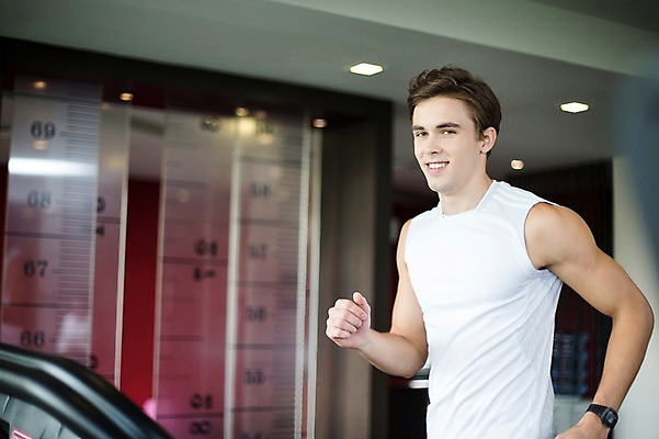 포토 JPG 서양인 외국인 라이프스타일 남자 맨라이프 모션 실내 2014년태국 한명 미소 사람 상반신 성인 앞모습 30대 운동 걷기 운동기구 헬스 헬스장 변화 목표 열정 런닝머신 성인남자한명만 장년만 장년남자만 장년남자한명만 국내포토 해외기획촬영 1 감정 뷰포인트 컨셉 표정 건강 인종 내부 생활 장년 남자만 남자한명만 성인남자만 성인만 파일형식