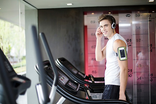 포토 JPG 서양인 외국인 라이프스타일 남자 맨라이프 모션 실내 2014년태국 한명 서기 미소 사람 상반신 성인 옆모습 30대 스마트폰 운동 운동기구 헬스 헤드셋 헬스장 변화 목표 열정 런닝머신 성인남자한명만 장년만 장년남자만 장년남자한명만 국내포토 해외기획촬영 1 감정 뷰포인트 음향기기 컨셉 표정 건강 인종 내부 생활 장년 핸드폰 스마트기기 헤드폰 남자만 남자한명만 성인남자만 성인만 파일형식