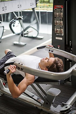 포토 JPG 서양인 외국인 라이프스타일 남자 맨라이프 모션 실내 2014년태국 한명 사람 상반신 성인 앞모습 30대 눕기 운동 운동기구 헬스 헬스장 변화 목표 열정 성인남자한명만 장년만 장년남자만 장년남자한명만 들어올리기 국내포토 해외기획촬영 1 감정 뷰포인트 컨셉 건강 인종 내부 생활 장년 남자만 남자한명만 성인남자만 성인만 파일형식