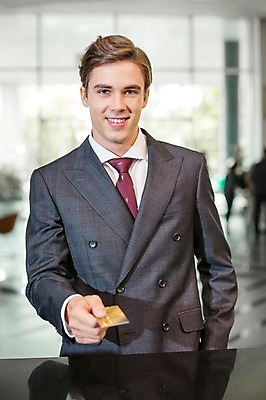 포토 JPG 서양인 외국인 라이프스타일 남자 맨라이프 비즈니스 모션 실내 2014년태국 한명 서기 미소 사람 정장 상반신 성인 앞모습 30대 직장인 비즈니스맨 공항 출장 결제 성인남자한명만 장년만 장년남자만 장년남자한명만 국내포토 해외기획촬영 직업 1 옷 뷰포인트 교통시설 표정 인종 내부 생활 장년 남자만 남자한명만 성인남자만 성인만 파일형식