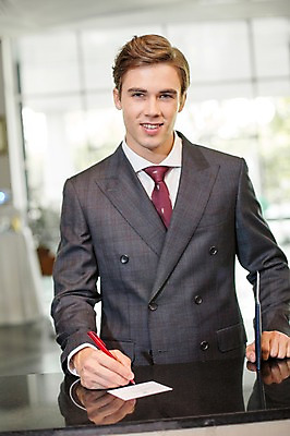 포토 JPG 서양인 외국인 라이프스타일 남자 종이 맨라이프 비즈니스 모션 실내 2014년태국 한명 서기 미소 들기 사람 정장 상반신 성인 앞모습 30대 펜 직장인 비즈니스맨 공항 출장 성인남자한명만 장년만 장년남자만 장년남자한명만 국내포토 해외기획촬영 직업 1 옷 뷰포인트 교통시설 표정 인종 내부 생활 장년 필기구 남자만 남자한명만 성인남자만 성인만 파일형식