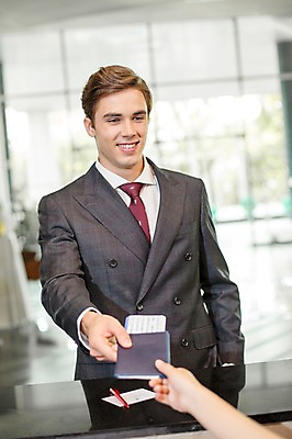 포토 JPG 서양인 외국인 백인 라이프스타일 손 남자 맨라이프 비즈니스 모션 실내 2014년태국 서기 미소 사람 정장 상반신 성인 두명 앞모습 신체부위 30대 직장인 비즈니스맨 공항 출장 주기 여권 장년만 성인만 국내포토 해외기획촬영 직업 옷 뷰포인트 교통시설 표정 인종 내부 생활 장년 파일형식