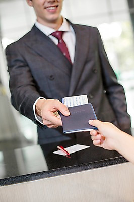 포토 JPG 서양인 외국인 백인 라이프스타일 손 남자 종이 맨라이프 비즈니스 모션 실내 2014년태국 서기 미소 사람 정장 상반신 성인 두명 앞모습 신체부위 30대 펜 직장인 비즈니스맨 공항 출장 주기 여권 장년만 성인만 국내포토 해외기획촬영 직업 옷 뷰포인트 교통시설 표정 인종 내부 생활 장년 필기구 파일형식