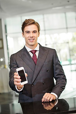 포토 JPG 서양인 외국인 라이프스타일 남자 맨라이프 비즈니스 모션 실내 2014년태국 한명 서기 미소 들기 사람 정장 상반신 성인 앞모습 30대 스마트폰 직장인 비즈니스맨 공항 출장 보여주기 성인남자한명만 장년만 장년남자만 장년남자한명만 국내포토 해외기획촬영 직업 1 옷 뷰포인트 교통시설 표정 인종 내부 생활 장년 핸드폰 스마트기기 남자만 남자한명만 성인남자만 성인만 파일형식